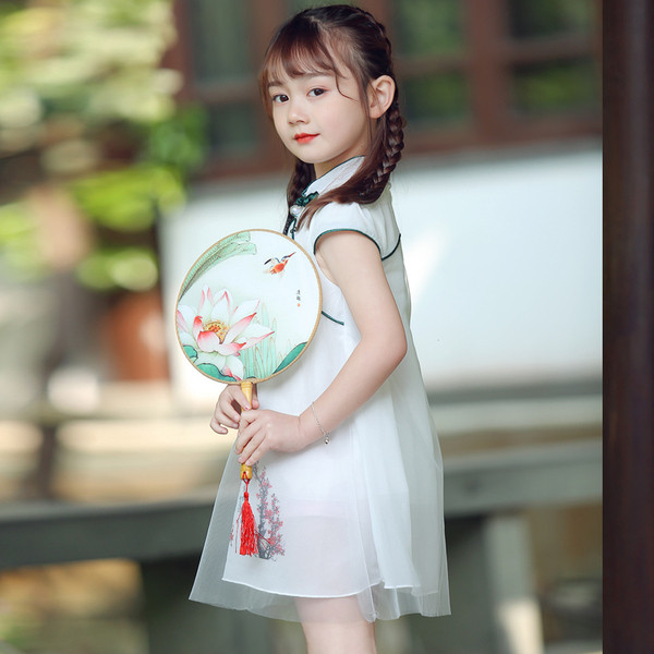 Bērnu kleita ar īsām piedurknēm, izšuvumu un zemu apkakli