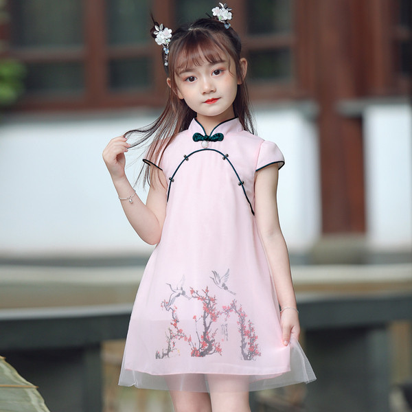 Bērnu kleita ar īsām piedurknēm, izšuvumu un zemu apkakli