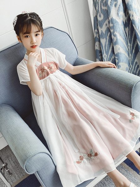 Hosszú gyerekruha hímzéssel és spitz nyakkivágással