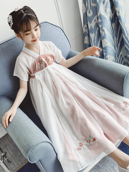 Hosszú gyerekruha hímzéssel és spitz nyakkivágással