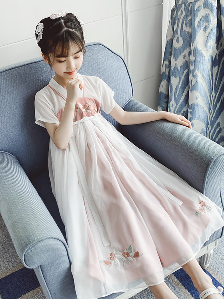 Hosszú gyerekruha hímzéssel és spitz nyakkivágással