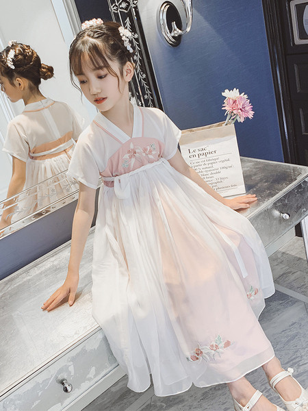 Hosszú gyerekruha hímzéssel és spitz nyakkivágással