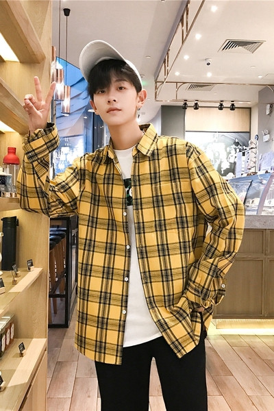 Kockás férfi ing széles modell hosszú ujjal és klasszikus gallérral