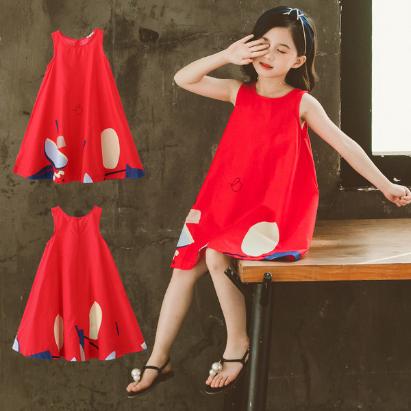 Kivágott gyerekruha ovális nyakkivágással és mintával