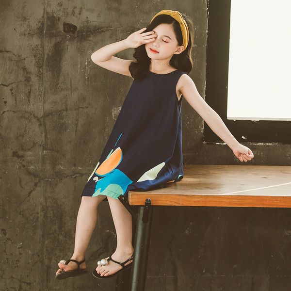 Kivágott gyerekruha ovális nyakkivágással és mintával