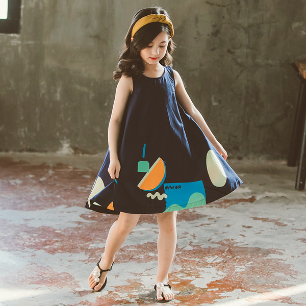 Kivágott gyerekruha ovális nyakkivágással és mintával