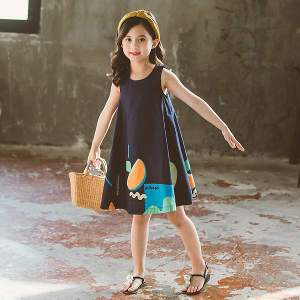 Kivágott gyerekruha ovális nyakkivágással és mintával