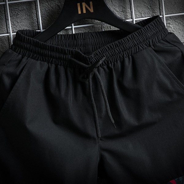 Ikdienas vīriešu šorti ar elastīgu jostasvietu un krāsainiem elementiem