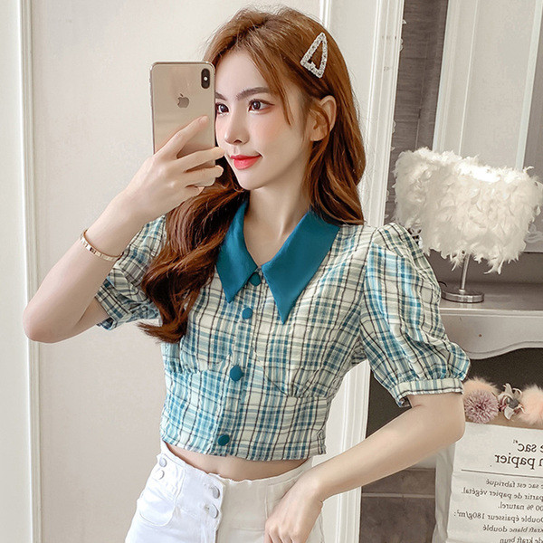 Kockás rövid ing klasszikus gallérral és széles ujjakkal