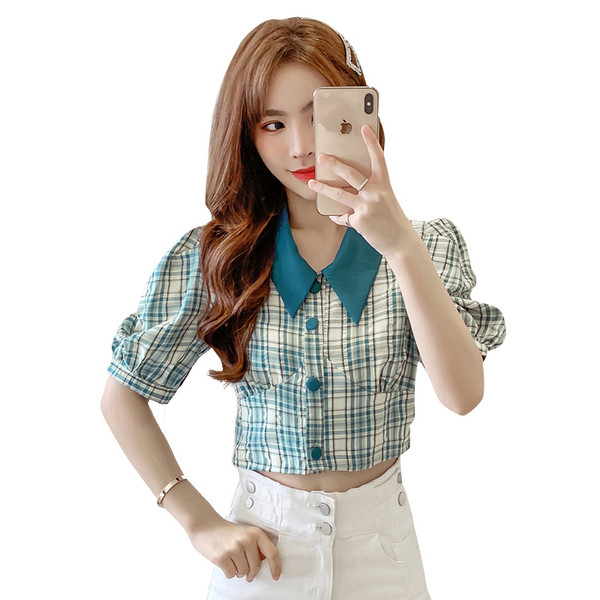 Kockás rövid ing klasszikus gallérral és széles ujjakkal