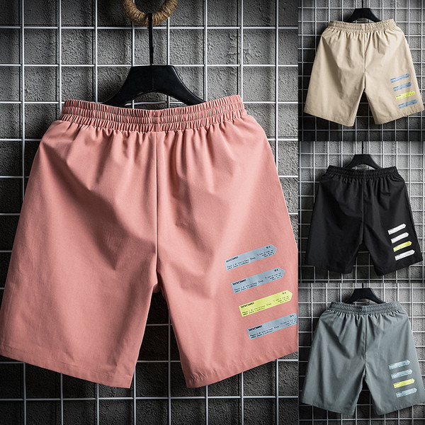 Rövid férfi rövidnadrág elasztikus derékkal és színes csíkokkal