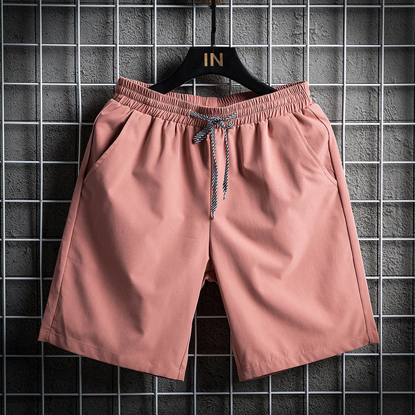 Rövid férfi rövidnadrág elasztikus derékkal és színes csíkokkal