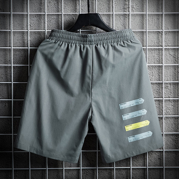 Rövid férfi rövidnadrág elasztikus derékkal és színes csíkokkal