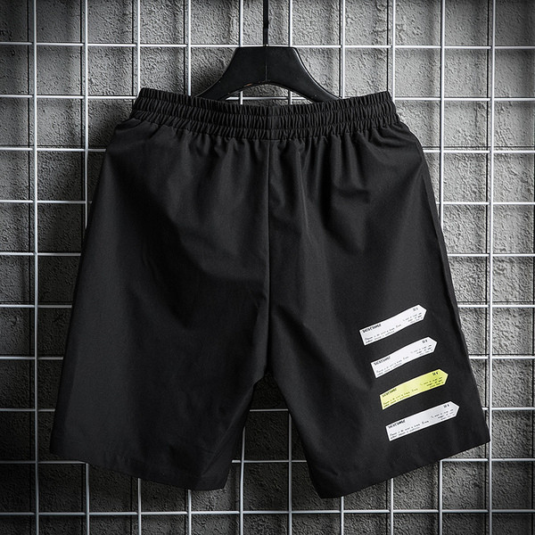 Rövid férfi rövidnadrág elasztikus derékkal és színes csíkokkal