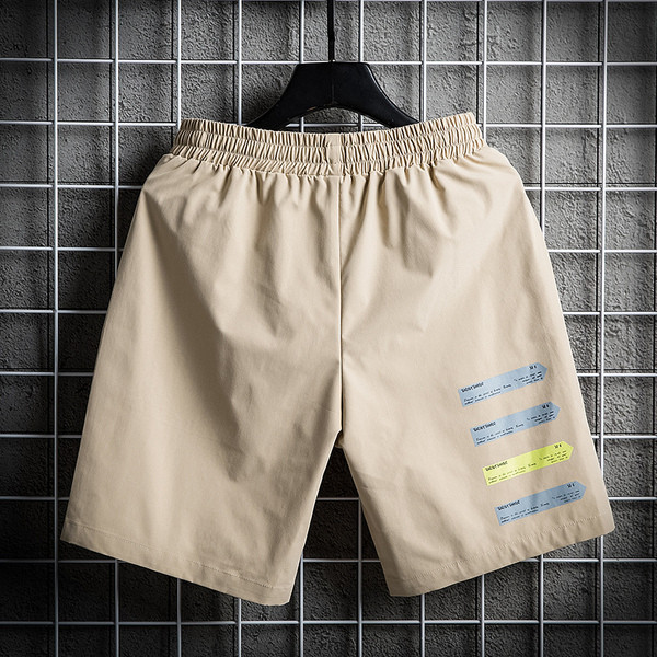 Rövid férfi rövidnadrág elasztikus derékkal és színes csíkokkal