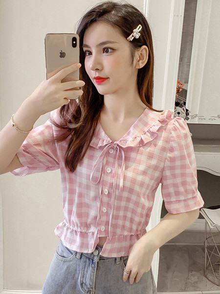 Kockás női ing nyakkendővel és fürtökkel