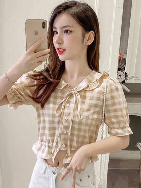 Kockás női ing nyakkendővel és fürtökkel