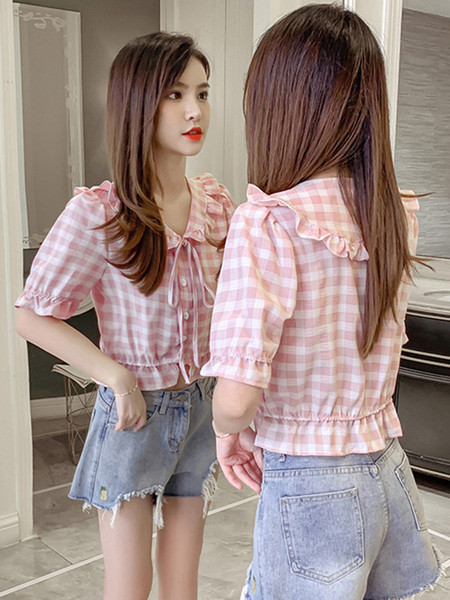 Kockás női ing nyakkendővel és fürtökkel