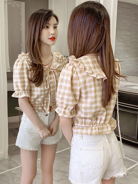 Kockás női ing nyakkendővel és fürtökkel