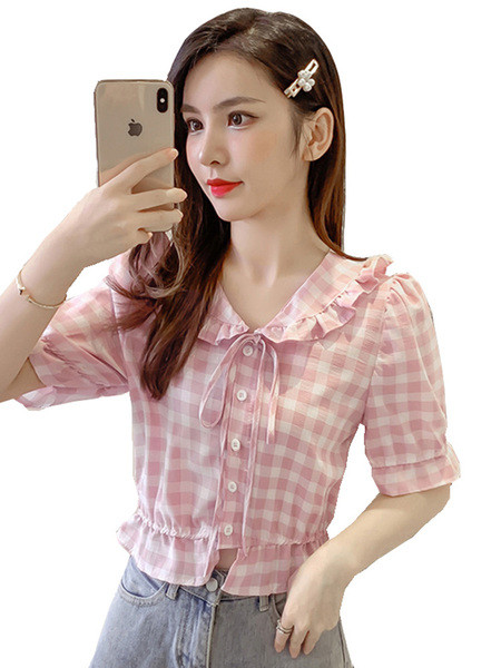 Kockás női ing nyakkendővel és fürtökkel