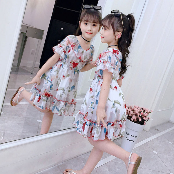 Testreszabott gyerekruha ovális nyakkivágással és rövid ujjakkal