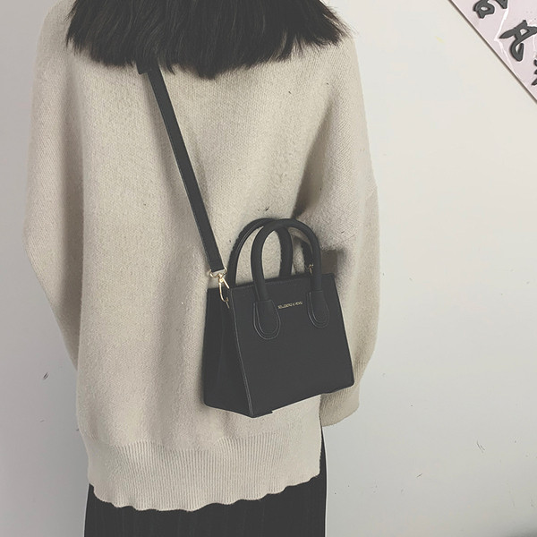 Stílusos bőr női táska rövid és hosszú füllel