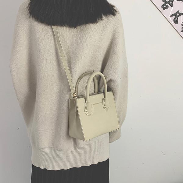 Stílusos bőr női táska rövid és hosszú füllel