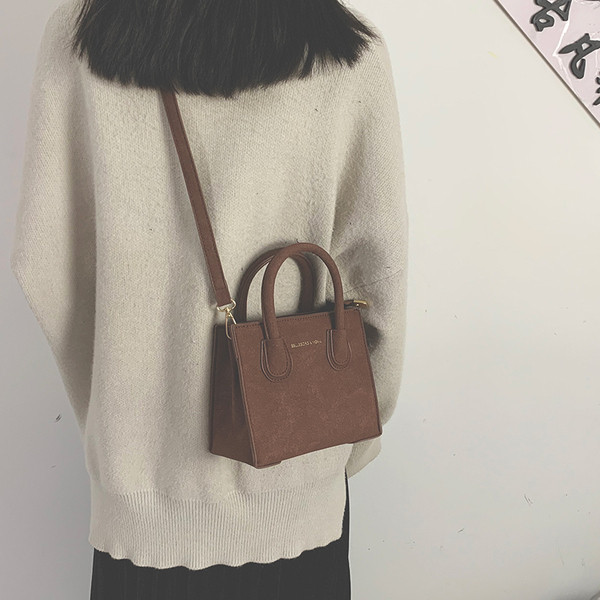 Stílusos bőr női táska rövid és hosszú füllel