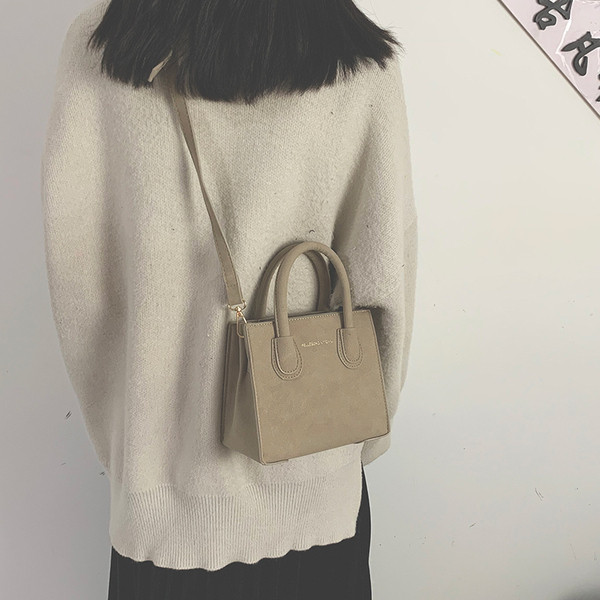 Stílusos bőr női táska rövid és hosszú füllel