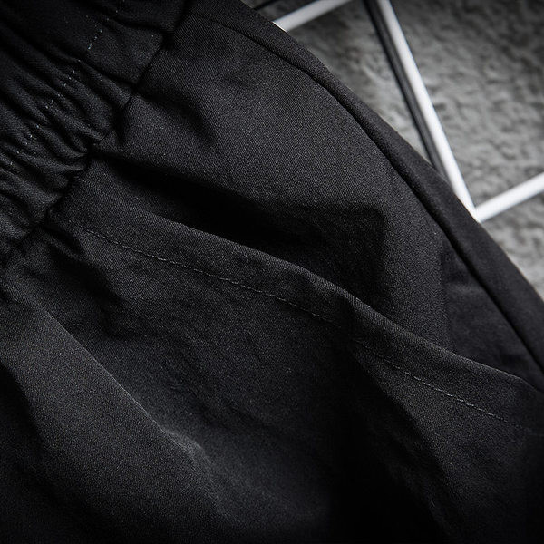 Alkalmi férfi rövidnadrág elasztikus derékkal és hímzéssel