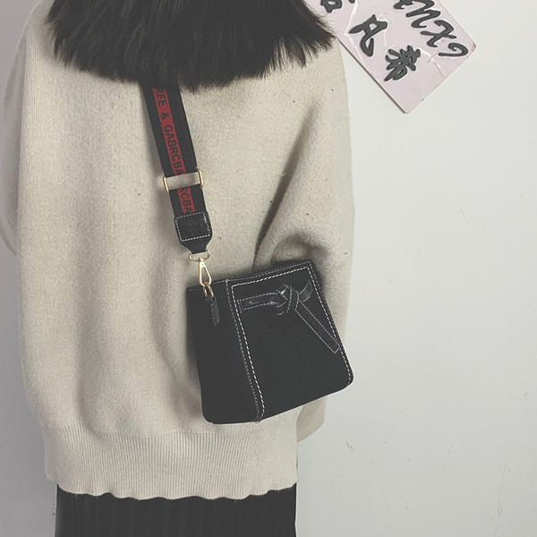 Női bőrtáska hosszú, széles fogantyúval