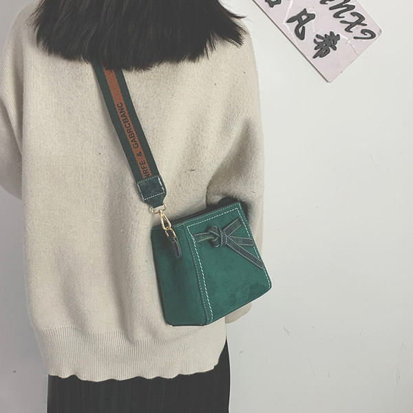 Női bőrtáska hosszú, széles fogantyúval