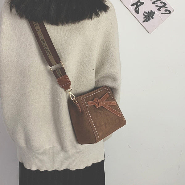 Női bőrtáska hosszú, széles fogantyúval