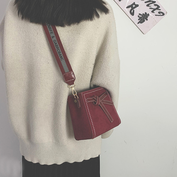 Női bőrtáska hosszú, széles fogantyúval