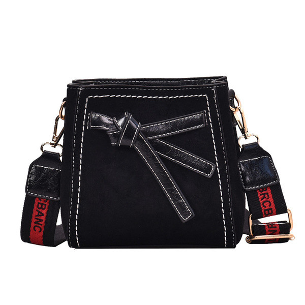 Női bőrtáska hosszú, széles fogantyúval