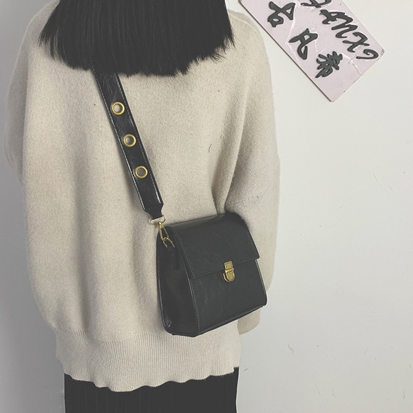 Női bőr táska fém elemekkel a fogantyúján