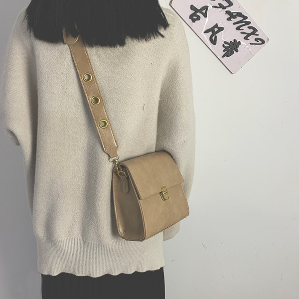 Női bőr táska fém elemekkel a fogantyúján