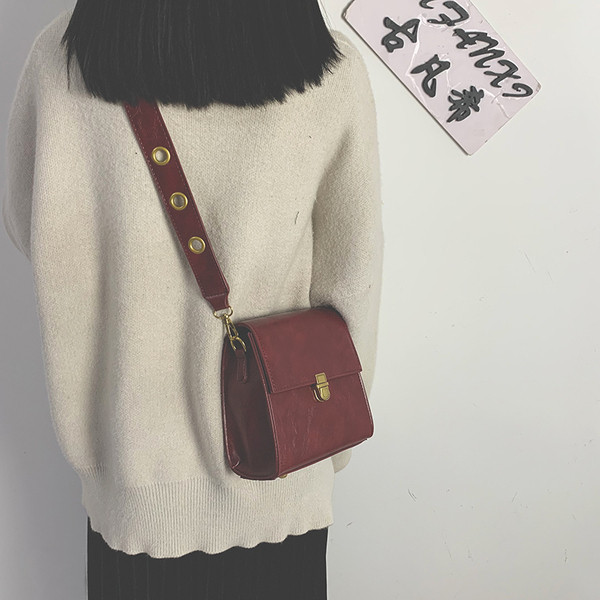 Női bőr táska fém elemekkel a fogantyúján