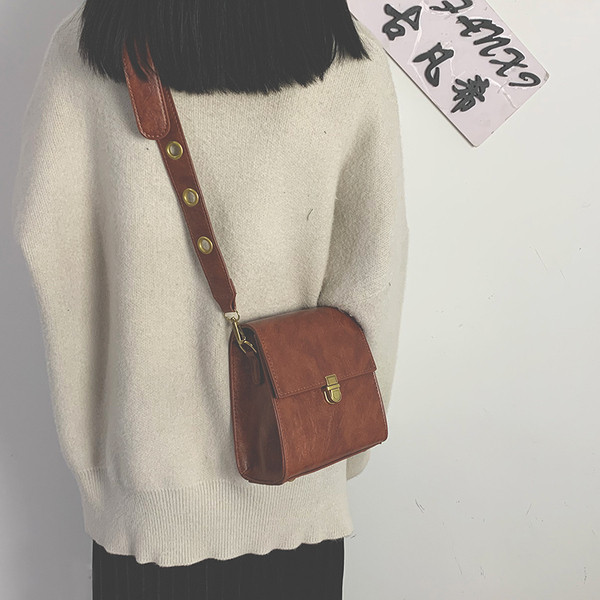 Női bőr táska fém elemekkel a fogantyúján