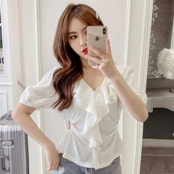 Stílusos női ing V-nyakkal és fürtökkel