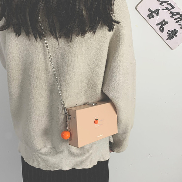 Stílusos női táska négyzet alakú, vas fogantyúval