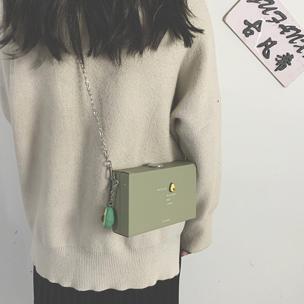 Stílusos női táska négyzet alakú, vas fogantyúval