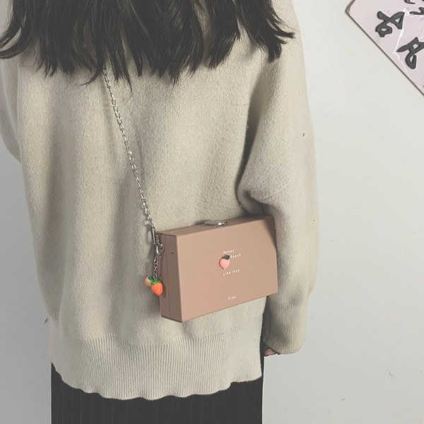 Stílusos női táska négyzet alakú, vas fogantyúval