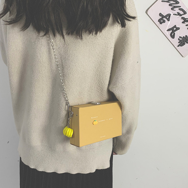 Stílusos női táska négyzet alakú, vas fogantyúval