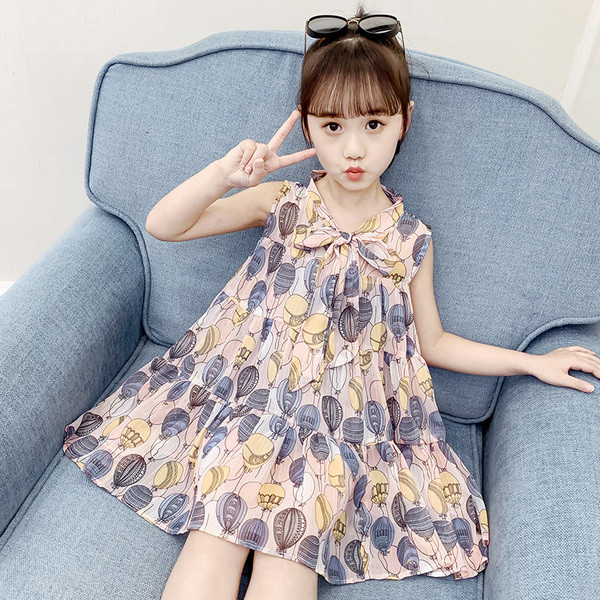 Modern gyerekruha léggömbmintával és szalaggal