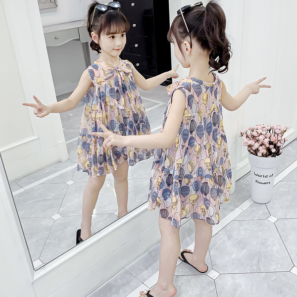 Modern gyerekruha léggömbmintával és szalaggal