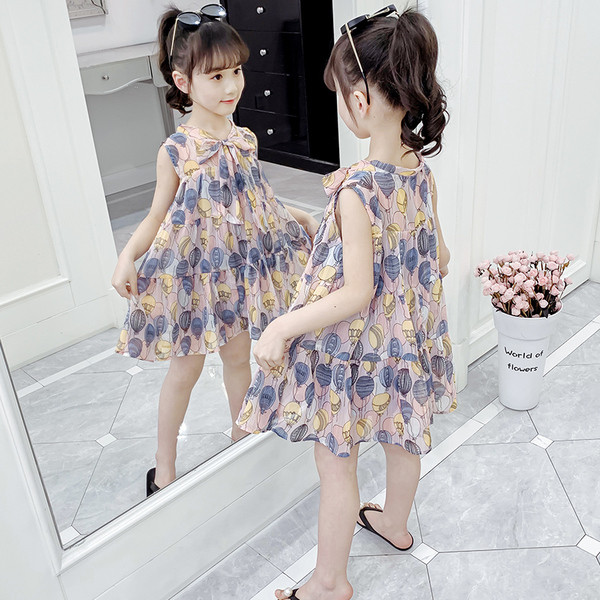 Modern gyerekruha léggömbmintával és szalaggal