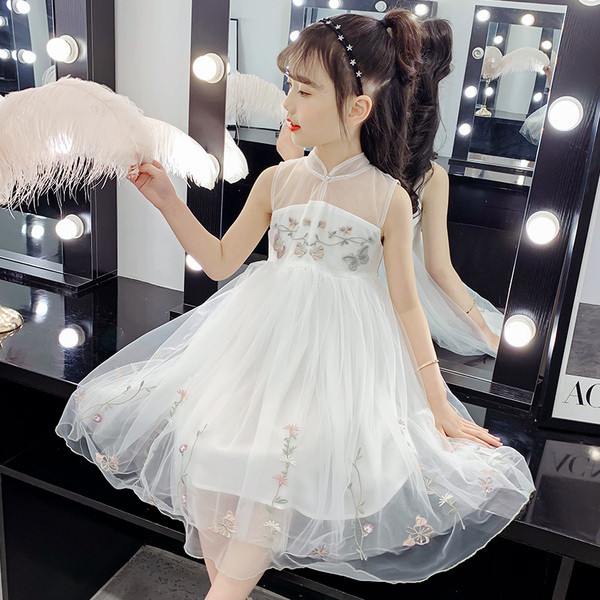 Modern gyerekruha tüllel, hímzéssel és alacsony gallérral