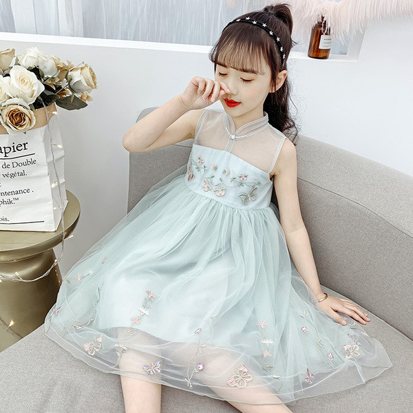 Modern gyerekruha tüllel, hímzéssel és alacsony gallérral