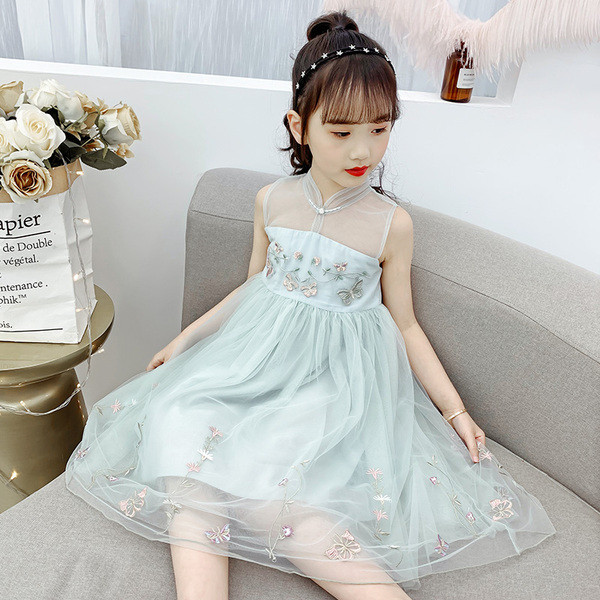 Modern gyerekruha tüllel, hímzéssel és alacsony gallérral